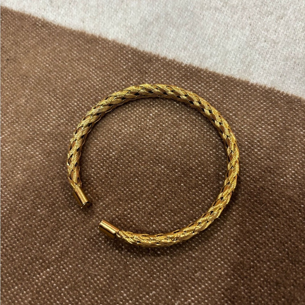 Brand new condition gold bracelet